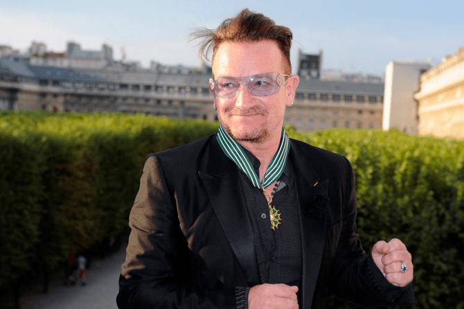 Bono-attends-Commandeur-de-lOrdre-des-Arts-et-Lettres-2087040