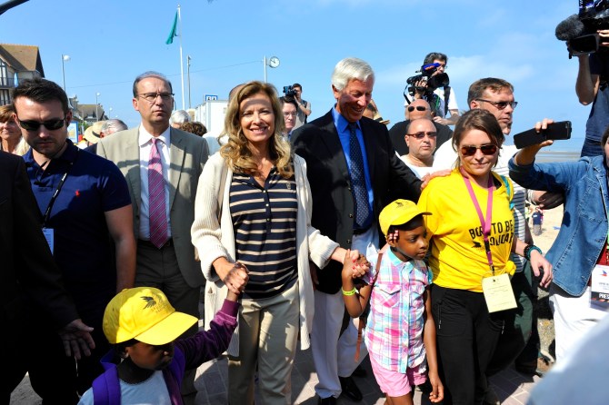 Valerie-Trierweiler-a-la-plage-avec-les-enfants-sans-vacances