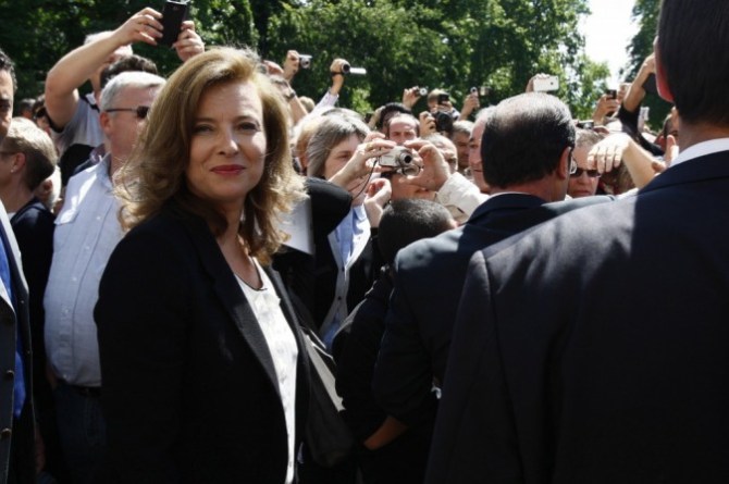 Valerie-Trierweiler-plus-question-de-faire-parler-elle-reste-dans-l-ombre-de-Francois-Hollande-!_portrait_w674