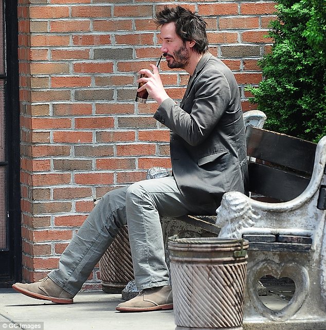 article-2644492-1E58E08800000578-161_634x642