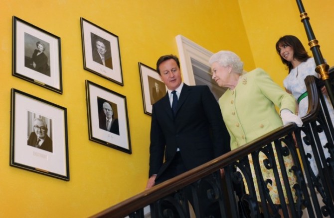 britain039s-queen-elizabeth-walks-down-staircase-number-10-downing-street-prime-minister