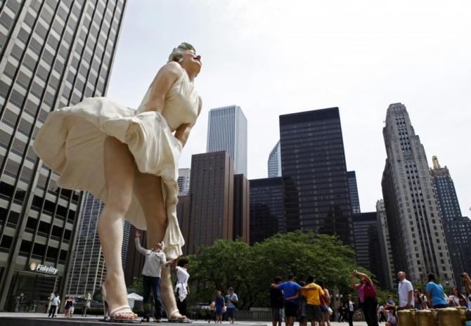 132086-26-foot-tall-statue-of-marilyn-monroe-in-chicago