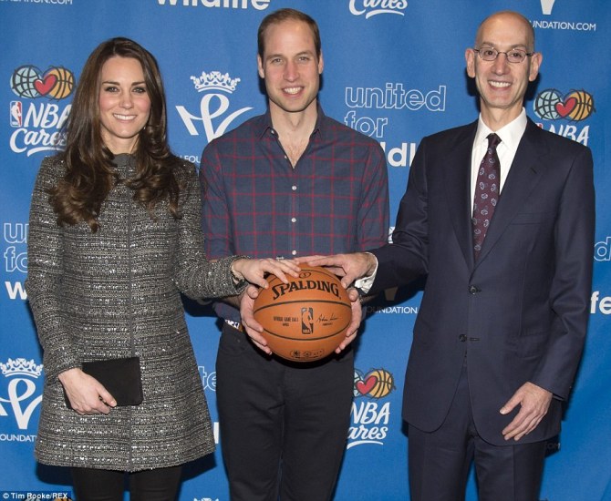 23E4CEC100000578-2866384-After_their_brief_photocall_with_the_former_professional_player_-m-24_1418090357221