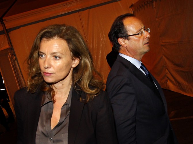 Francois-Hollande-et-Valerie-Trierweiler-au-salon-du-livre-de-Brive-La-Gaillarde-le-4-novembre-2011_exact1024x768_l