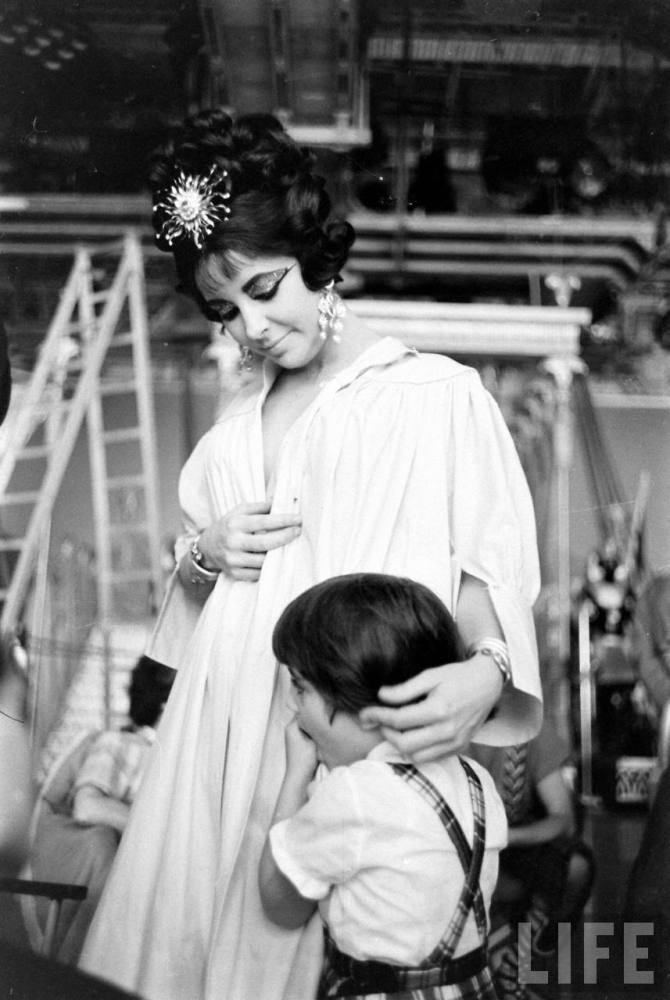 025-elizabeth-taylor-theredlist