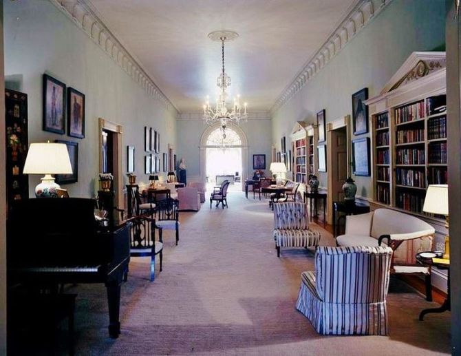 white house, upstairs, center hall