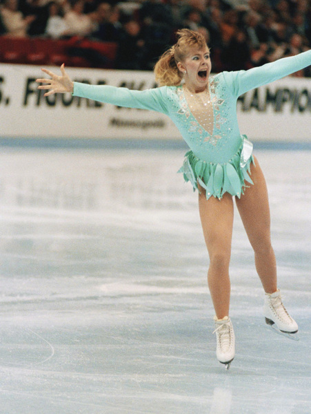 A jubilant Tonya Harding acknowledged the crowd as she came out of her successful triple axel on her way to winning the U.S. Figure Skating Championships on Feb. 16, 1991 in Minneapolis. Harding, of Portland, Oregon, became the first American woman to perform a triple axel in competition. (AP Photo/Jim Mone) Tonya Harding fährt am 16. Februar 1991 jubelnd übers Eis. Als erste amerikanische Eiskunstläuferin gelang es ihr einen dreifachen Axel in einem Wettbewerb zu zeigen und gewann damit die US-Meisterschaft.